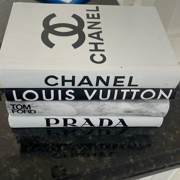 Book decor - Picture 1 of 5